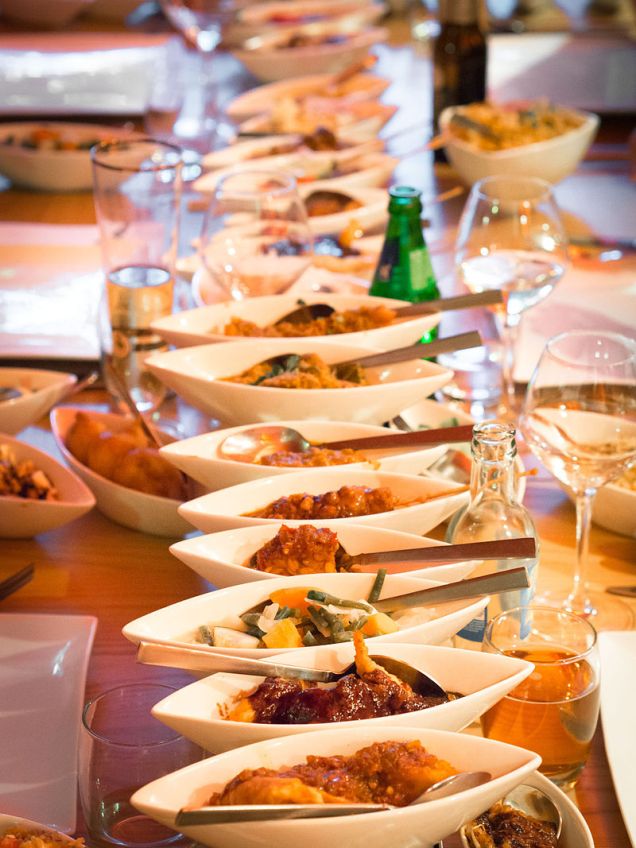 800px-Rijsttafel_Den_Haag_Javastraat